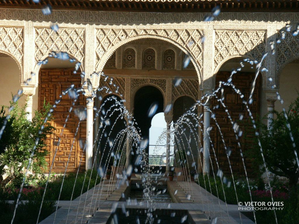 Juegos de agua en el Patio de la Acequia