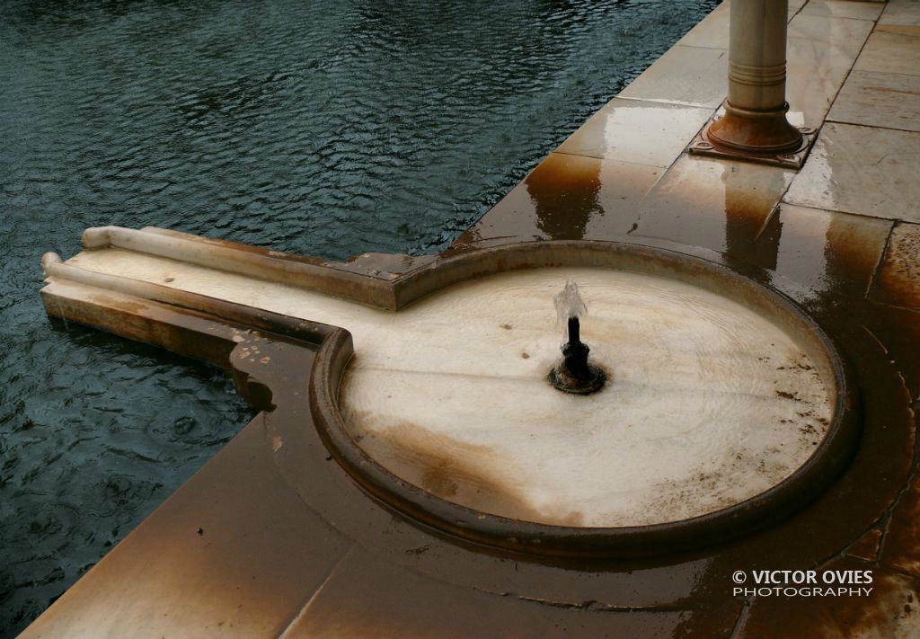 Palacio del Pórtico del Partal in the rain