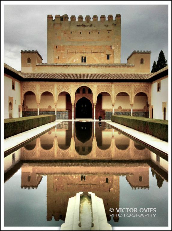 Patio de los Arrayanes y Torre de Comares