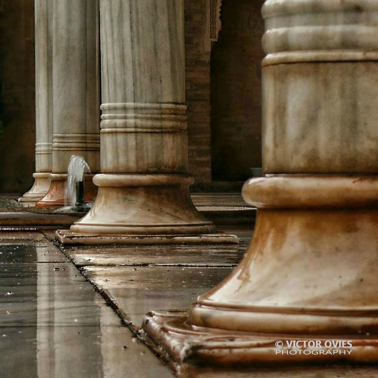 Palacio del Pórtico del Partal in the rain